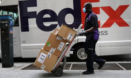 En Mississippi, acusan a padre e hijo blancos de atacar a conductor afro de FedEx